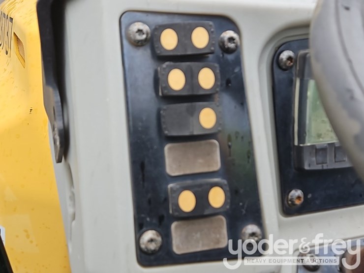 2015-caterpillar-cb24b-image-25