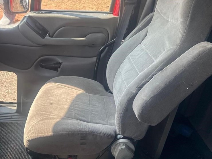 2010-peterbilt-387-image-22