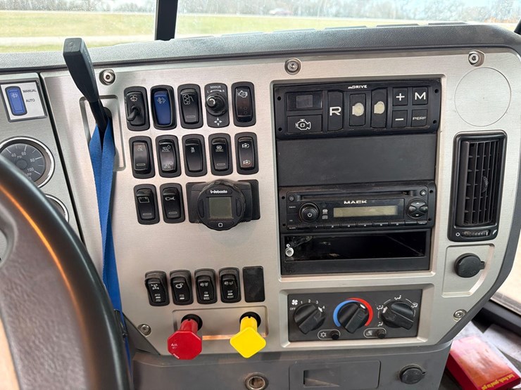 2014-mack-cxu613-semi-image-19