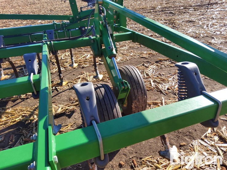 2011-john-deere-2210l-image-18