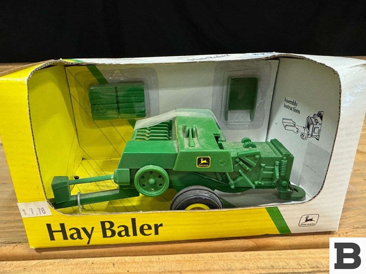 ertl-die-cast-metal-john-deere-replica-toy-baler-1:32-scale-image-2