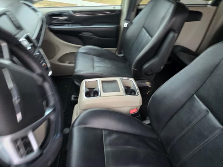 2013-chrysler-town-&-country-image-22