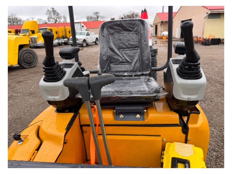 sdle-20-mini-excavator-w/-hydraulic-thumb-image-13