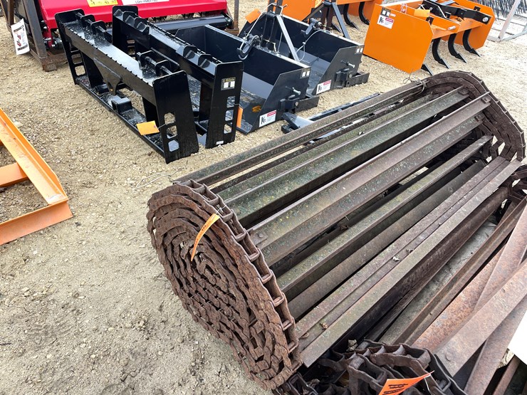 #1070-•-new-idea-manure-spreader-apron-image-1