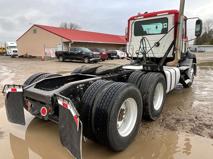2012-mack-cxu613-day-cab-image-8