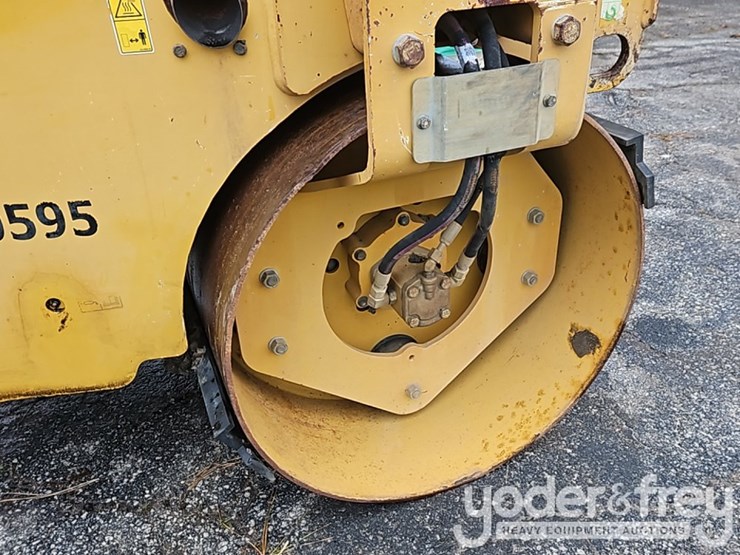 2015-caterpillar-cb24b-image-9