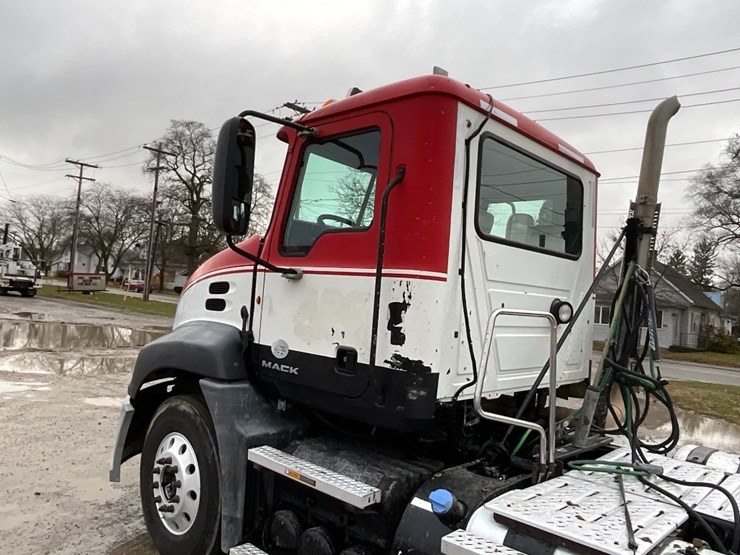 2012-mack-cxu613-day-cab-image-12