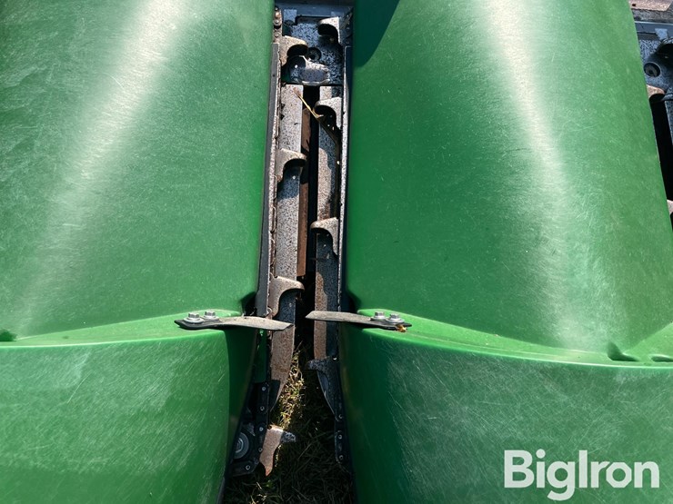 2021-john-deere-c8r-image-16