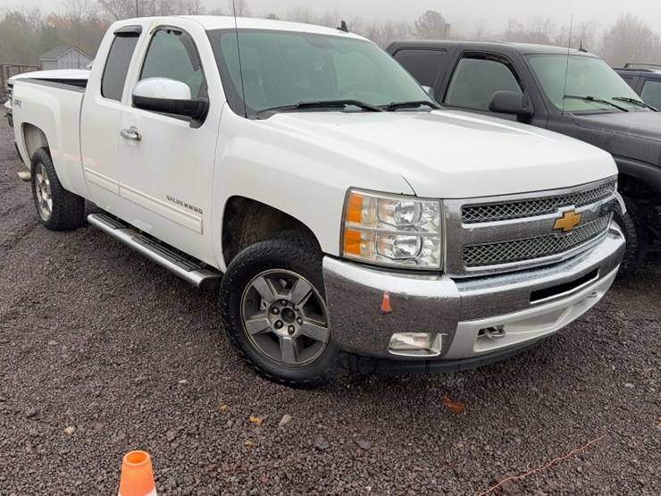 #3018-•-2013-chevy-silverado-pickup-truck-image-3