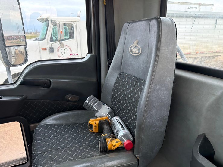 2014-mack-cxu613-semi-image-20