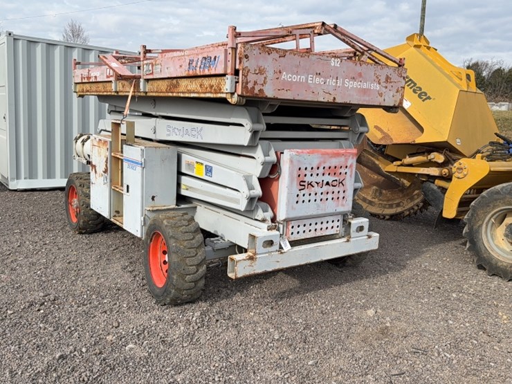 #2075-•-1999-skyjack-sj8841-scissor-lift-image-1