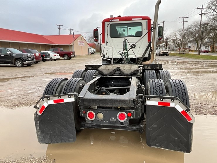 2012-mack-cxu613-day-cab-image-9