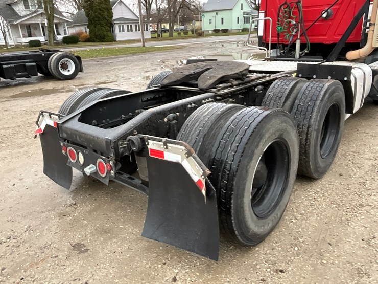 2013-mack-cxu613-day-cab-image-13