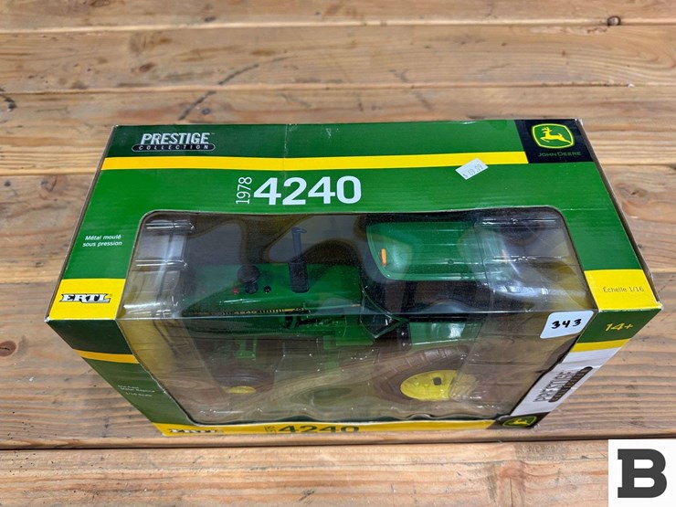 ertl-die-cast-replica-1978-john-deere-4240-tractor-1:16-scale-image-3
