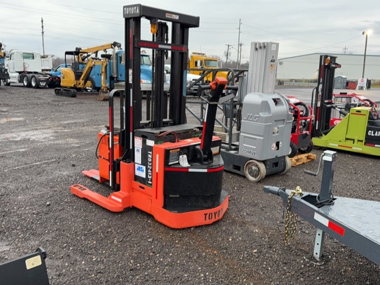 #2033-•-toyota-walk-behind-pallet-jack-image-5