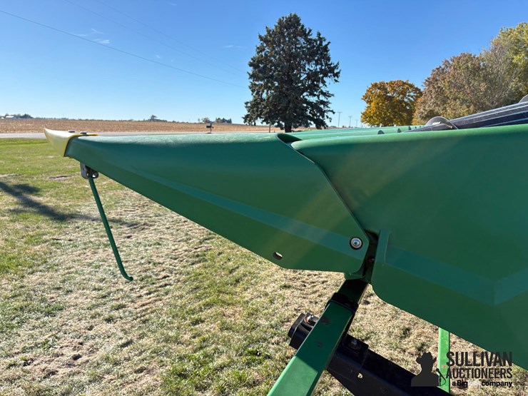 2022-john-deere-c8r-image-14