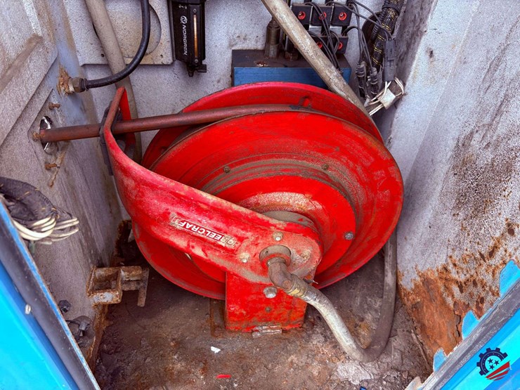 2009-freightliner-m2-106-image-60