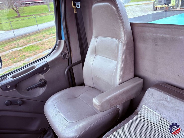 2009-freightliner-m2-106-image-89