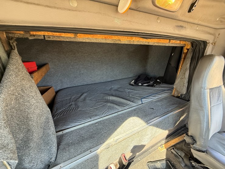 2013-freightliner-m2-box-truck-image-15