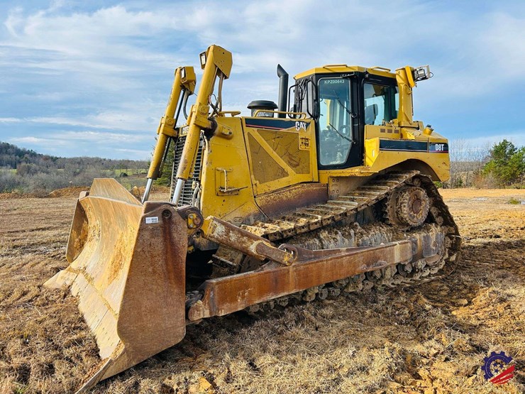 2005-caterpillar-d8t-image-1
