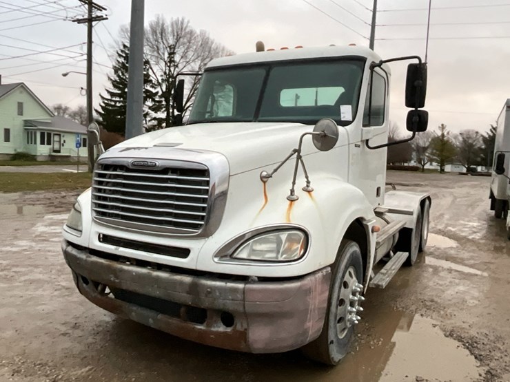 2006-freightliner-cl120-day-cab-image-3