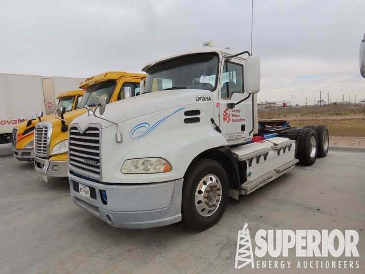 (x)-(2-4)-2017-mack-cxu633t-t/a-truck-tractor-w/-...-image-1