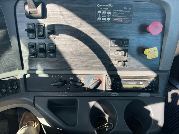 2007-freightliner-cloumbia-120,450-hp-mercedes,-10-speed,-good-rubber,-11r-22.5-tires-on-budd-wheels,-cold-ac,-clean-clean-truck,-779,000-miles,-image-25