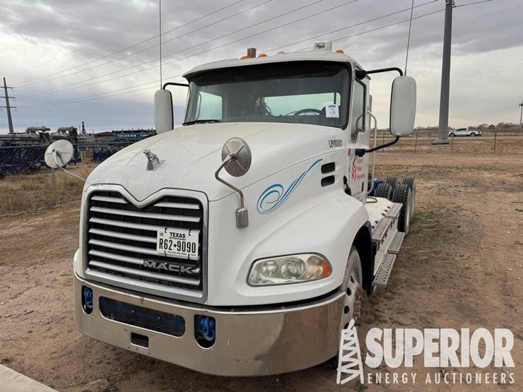 (x)-(2-2)-2018-mack-cxu633t-t/a-truck-tractor-w/-...-image-1