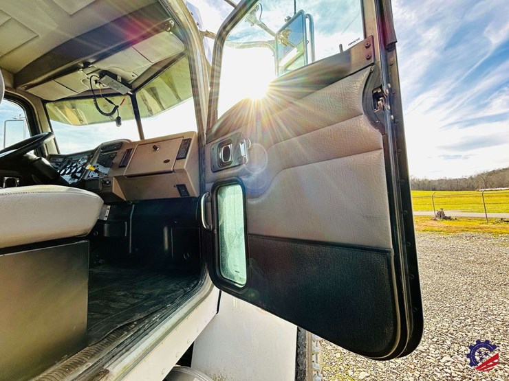 2007-peterbilt-340-image-181