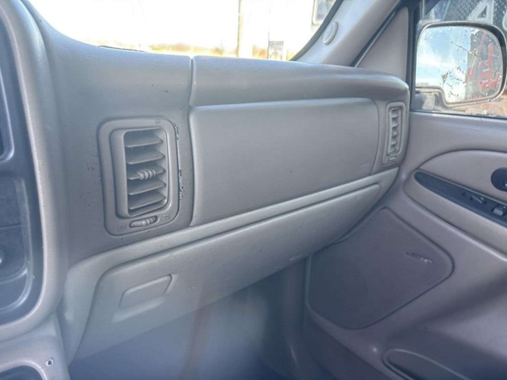 2005-chevrolet-suburban-image-23