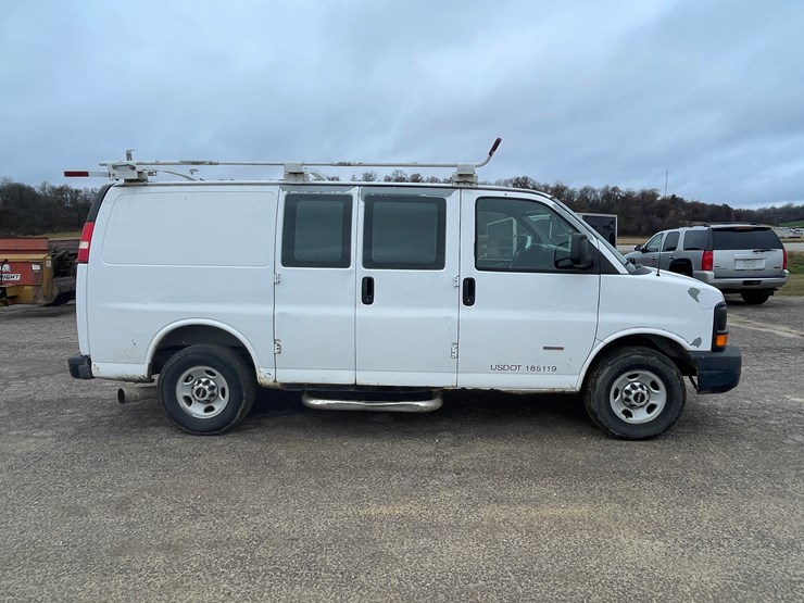#1064-•-2012-gmc-savana-1-ton-van-(has-wi-title)-image-4
