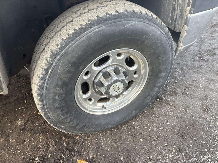 2002-chevrolet-silverado-2500hd-image-11