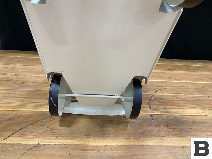 metal-display-vintage-pickup-image-6