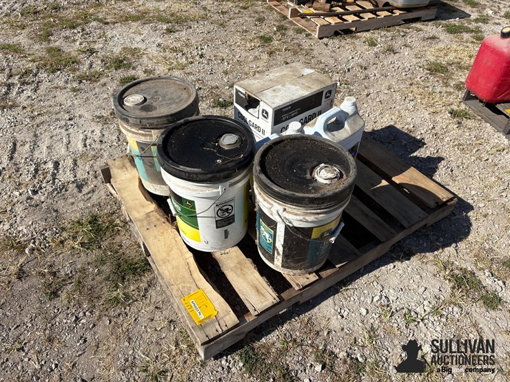 misc-pallet-of-john-deere-fluids-image-1
