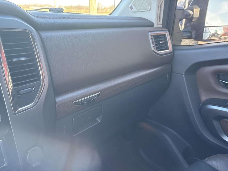 2016-nissan-titan-image-23