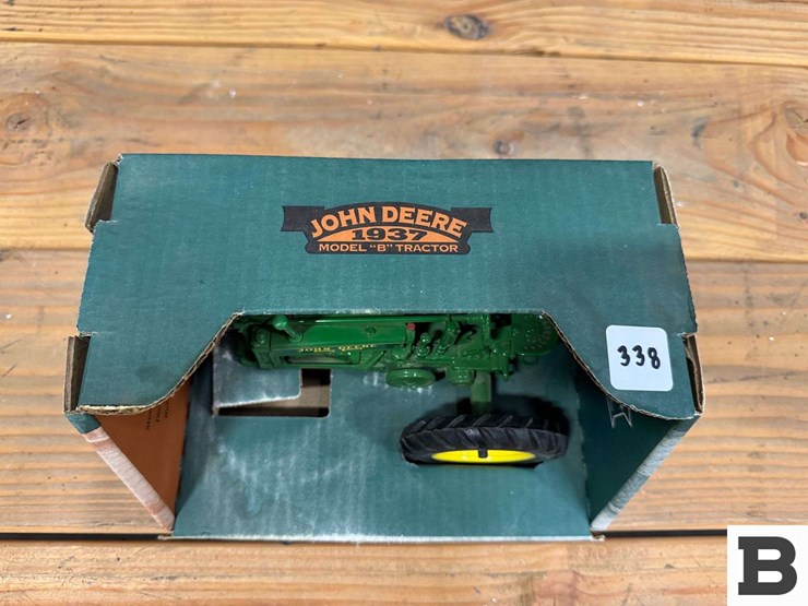 ertl-die-cast-replica-1937-john-deere-model-"b"-tractor-1:16-scale-image-4