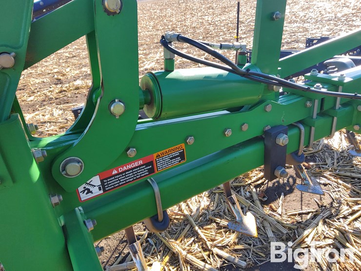 2011-john-deere-2210l-image-16