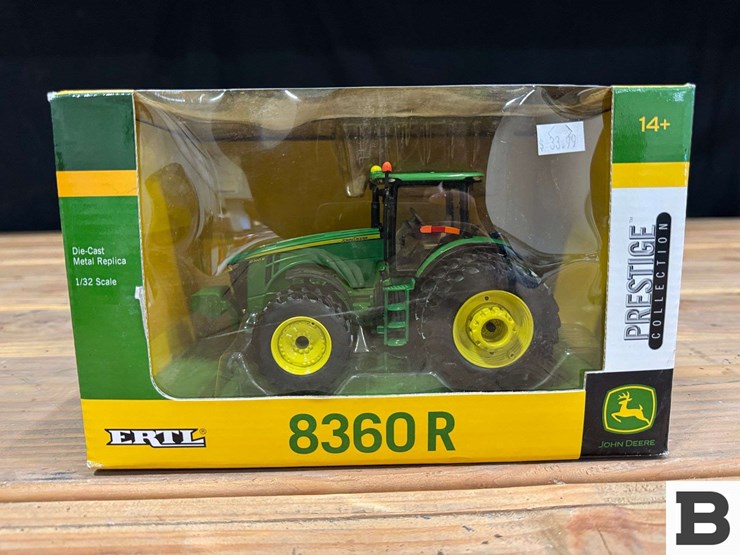 ertl-die-cast-replica-john-deere-8360r-tractor-1:32-scale-image-2