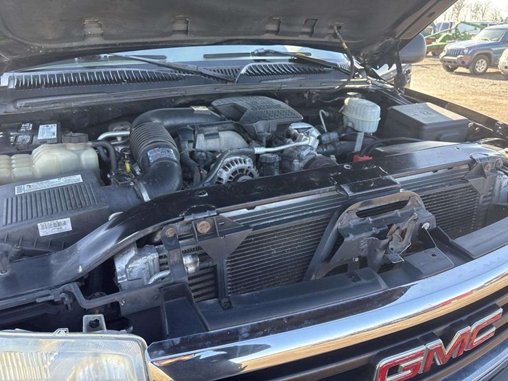 2005-gmc-sierra-2500-image-25