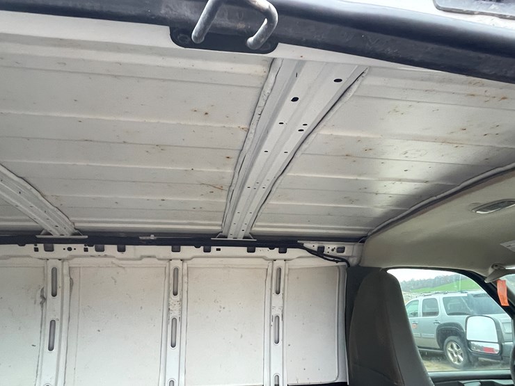 #1064-•-2012-gmc-savana-1-ton-van-(has-wi-title)-image-45