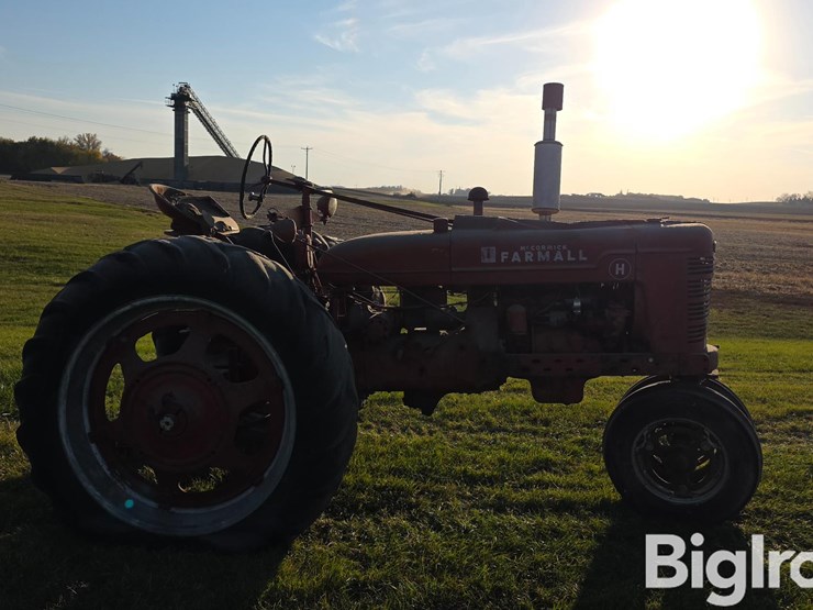 1952-farmall-h-2wd-tractor-image-4