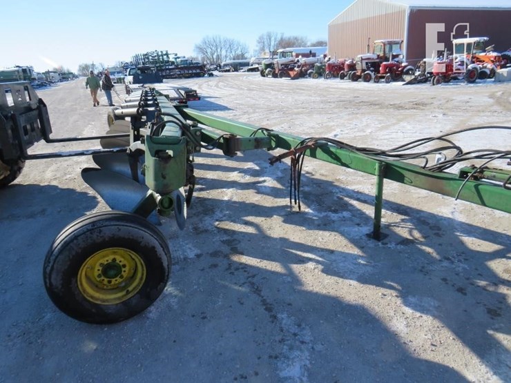 john-deere-2810-image-1