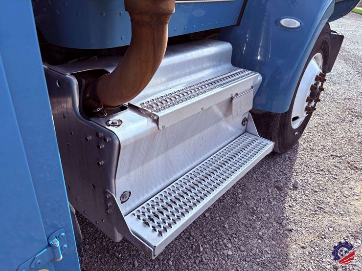 2012-peterbilt-337-image-57