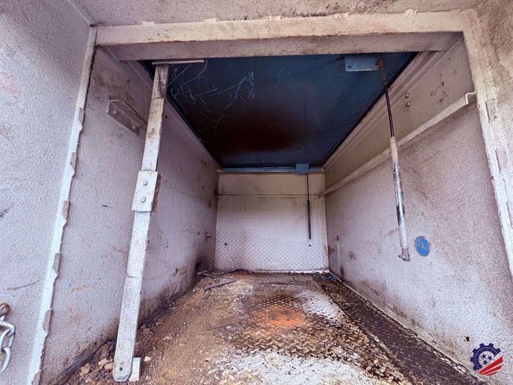 2009-freightliner-m2-106-image-70