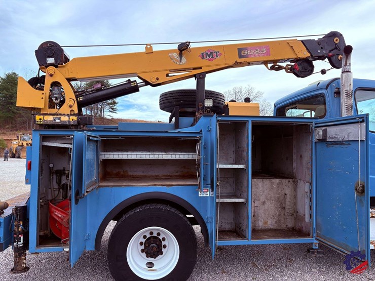 2009-freightliner-m2-106-image-66