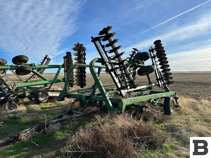 john-deere-335-image-1