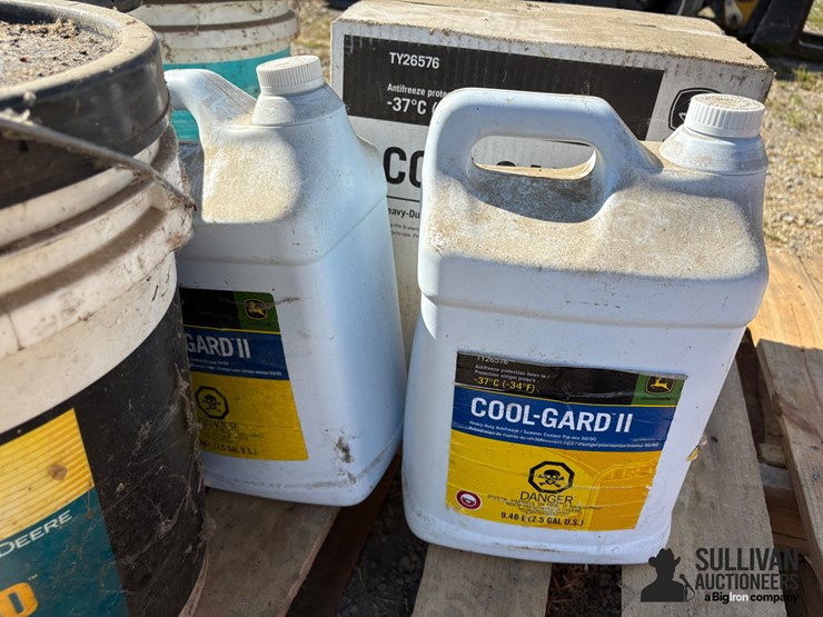 misc-pallet-of-john-deere-fluids-image-11