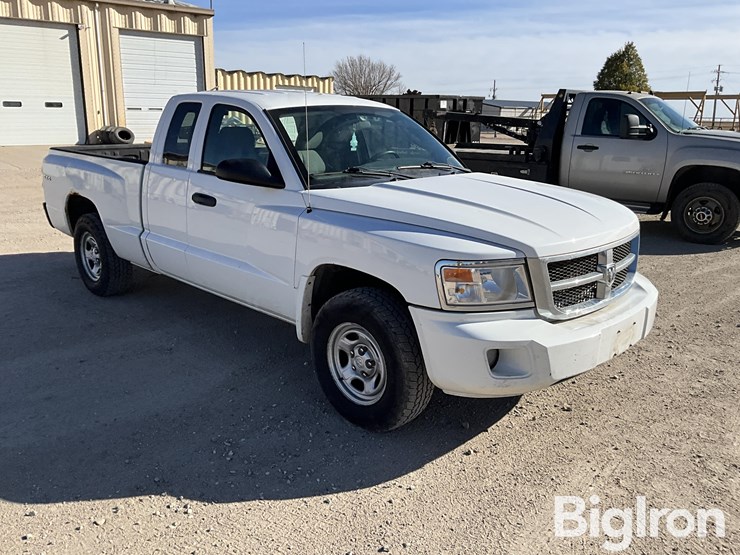 2010-dodge-dakota-image-3