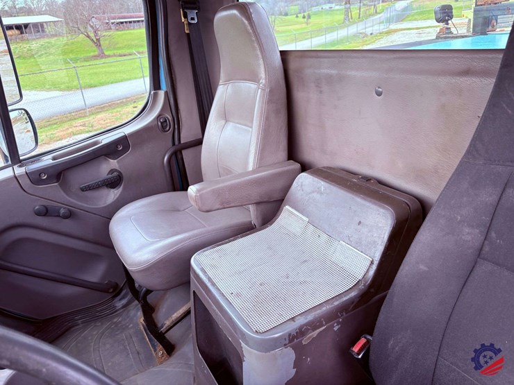 2009-freightliner-m2-106-image-83