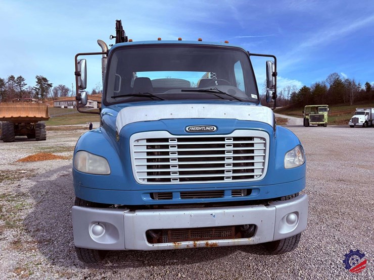 2009-freightliner-m2-106-image-9